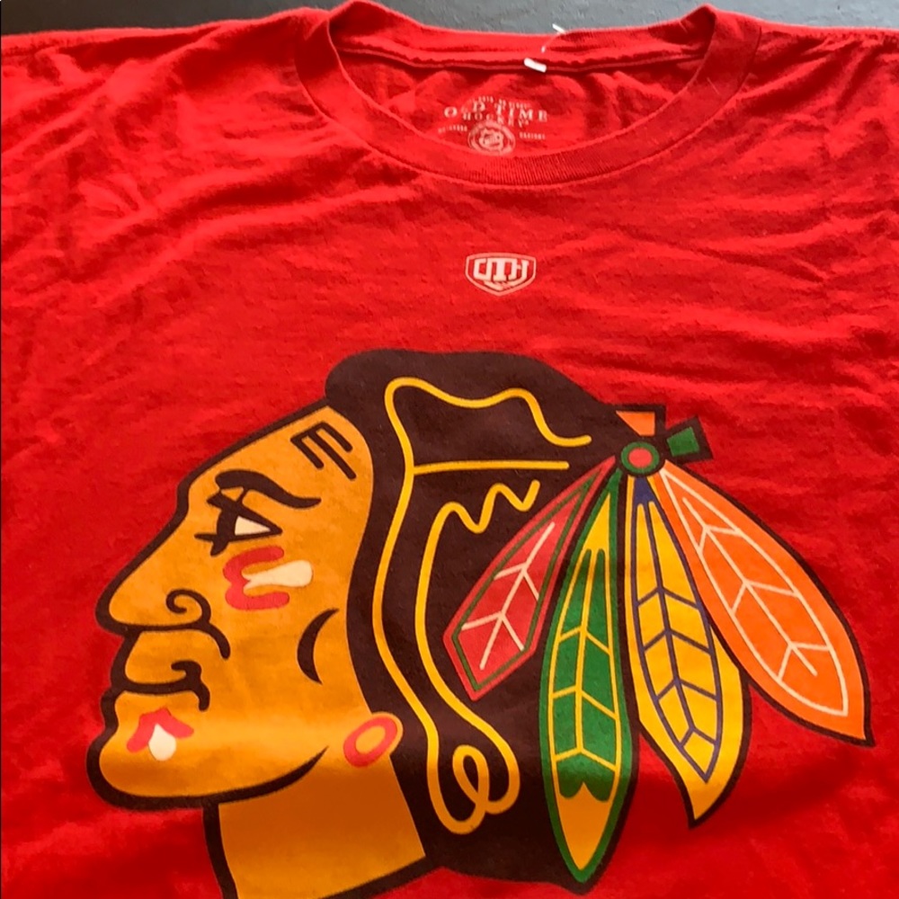 Red tee shirt blackhawks gently worn size Xl